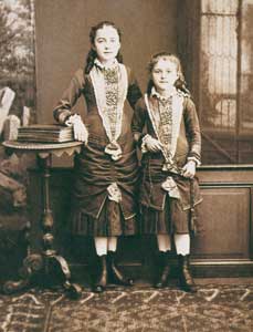 Teresa a la edad de ocho años con su hermana Celina en una foto de 1881